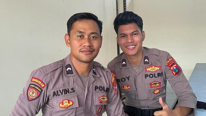Roy Ivansyah (kanan) saat bertugas sebagai polisi