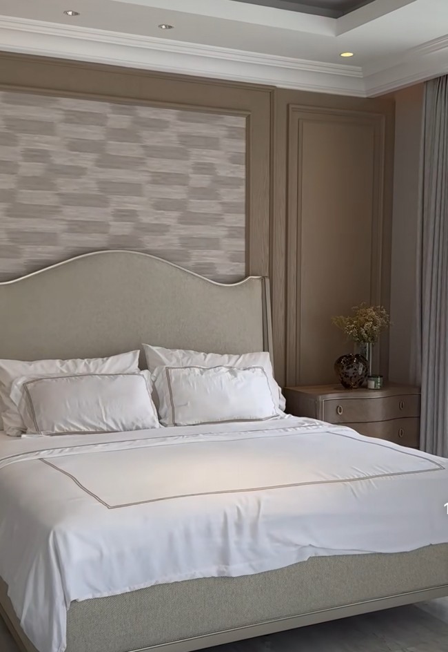 Warna putih tetap menjadi pilihan untuk kamar tidur utama. Sentuhan warna coklat lewat panel-panel mengurangi kesan monoton. (Foto: Instagram/@nsyakieb85)