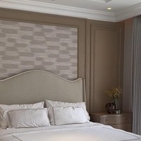 Warna putih tetap menjadi pilihan untuk kamar tidur utama. Sentuhan warna coklat lewat panel-panel mengurangi kesan monoton. (Foto: Instagram/@nsyakieb85)