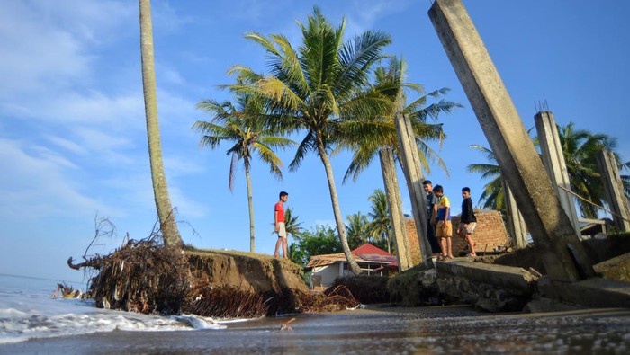 Rumah Roboh dan Ratusan Pohon di Padang Tumbang Akibat Abrasi Pantai Warga bersama anggota keluarganya mengungsi di mushalla akibat abrasi di Pantai Pasia Jambak, Kelurahan Pasie Nan Tigo Padang, Sumatera Barat, Kamis (14/3/2024). BPBD Padang mencatat abrasi pantai terjadi di kelurahan tersebut dan telah memanjang satu kilometer menyebabkan 100 pohon pinus tumbang dan dua unit rumah terancam roboh. ANTARA FOTO/Iggoy el Fitra/foc.