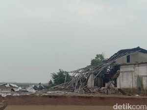Puting Beliung Terjang 3 Desa di Subang, Puluhan Rumah Rusak!