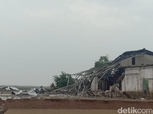 Puting Beliung Terjang 3 Desa di Subang, Puluhan Rumah Rusak!