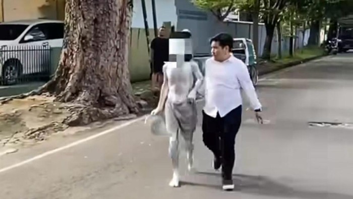Salah satu pengamen manusia silver yang diamankan Dinsos Makassar.