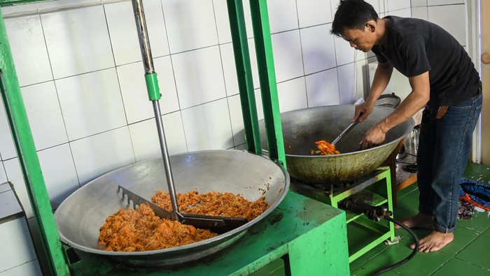 Seorang pekerja membuat sambal bawang kemasan di industri rumahan Sambal Haji Lina, Serpong, Tangerang Selatan, Banten, Kamis (14/3/2024). Industri rumahan tersebut memproduksi bermacam sambal kemasan seperti sambal kecombrang, bawang, daging bebek dan ikan tuna seharga Rp30 ribu hingga Rp40 ribu per buah yang dipasarkan ke sejumlah pusat perbelanjaan hingga ke luar negeri seperti Jerman, Malaysia dan Singapura yang mampu terjual sampai dua ribu kemasan per bulannya. ANTARA FOTO/Sulthony Hasanuddin/nym.