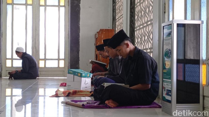 Santri Ponpes Al Manshuriyah, Kecamatan Salawu, Kabupaten Tasikmalaya.