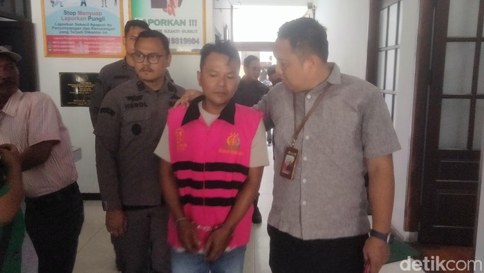 Satu dari tiga tersangka yang ditahan Kejari Asahan saat dibawa ke rumah tahanan. (Perdana Ramadhan/detikSumut)