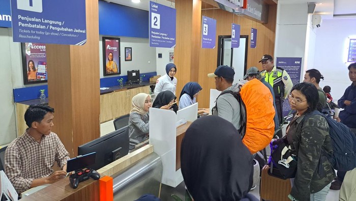 Sejumlah penumpang membatalkan tiketnya imbas KA batal berangkat dampak banjir Semarang