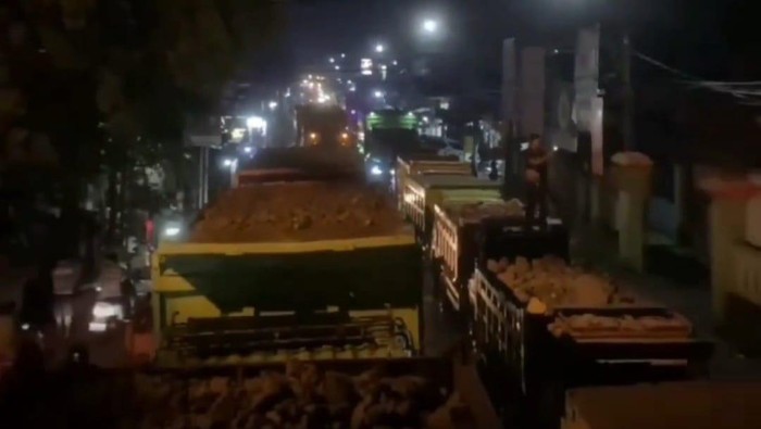 Sejumlah sopir truk tambang demo di Jl Raya Parungpanjang. Mereka meminta Pemkab Bogor tetap berlakukan jam operasional truk tambang pada siang hari. (dok Ist)