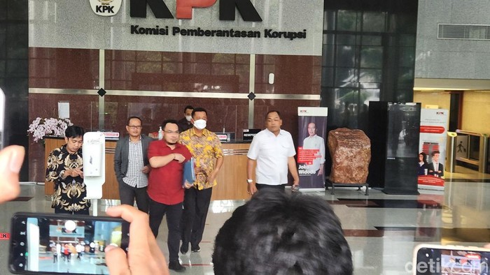 Sekda Kota Bandung Ema Sumarna (batik kuning) irit bicara usai diperiksa KPK (Adrial/detikcom)