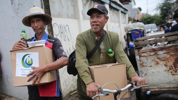 Semangat Berbagi di Bulan Penuh Berkah Suharji Gasali Wakil Ketua Yayasan Mahija Parahita Nusantara, Triyoni Prijosoesilo, Direktur Public Affairs, Communication and Sustainability PT Coca Cola Indonesia memberikan bantuan paket sembako di Jakarta, Kamis (14/3/2024).