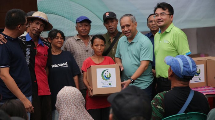 Semangat Berbagi di Bulan Penuh Berkah Suharji Gasali Wakil Ketua Yayasan Mahija Parahita Nusantara, Triyoni Prijosoesilo, Direktur Public Affairs, Communication and Sustainability PT Coca Cola Indonesia memberikan bantuan paket sembako di Jakarta, Kamis (14/3/2024).
