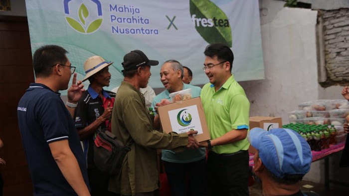 Suharji Gasali Wakil Ketua Yayasan Mahija Parahita Nusantara, Triyoni Prijosoesilo, Direktur Public Affairs, Communication and Sustainability PT Coca Cola Indonesia memberikan bantuan paket sembako di Jakarta, Kamis (14/3/2024).