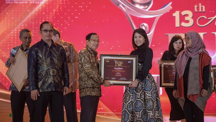 Semarak Anugerah BUMN 2024 Menteri BUMN pertama sekaligus Ketua Dewan Juri Anugerah BUMN 2024 Tanri Abeng menyerahkan Penghargaan kepada seluruh Dewan Juri dalam Ajang Anugerah BUMN 2024 di Jakarta, Rabu (13/03/2024).