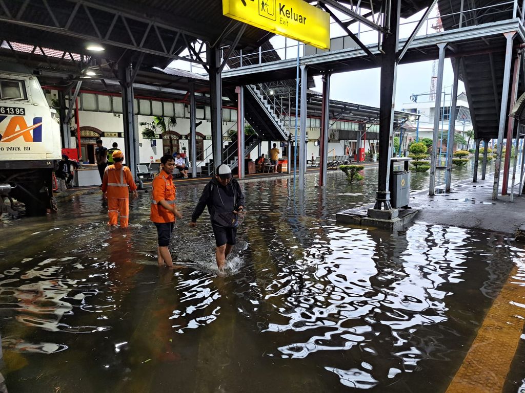 Semarang dikepung banjir bikin perjalanan kereta api lumpuh. (Dok: KAI)