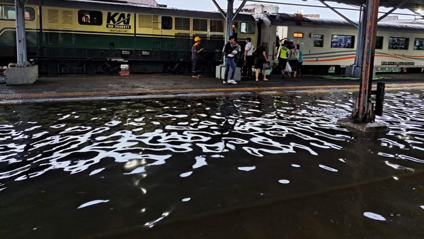 Semarang dikepung banjir bikin perjalanan kereta api lumpuh. (Dok: KAI)