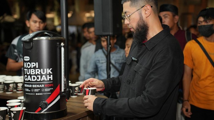 Serunya Ngopi dan Buka Puasa di Masjid Istiqlal PT. Sumber Kopi Prima meluncurkan varian terbaru “Kopi Tubruk Gadjah Special Mix”. Menariknya, peluncuran produk kopi yang sudah berpadu dengan gula dalam satu kemasan ini dilakukan di selasar Masjid Istiqlal, Jakarta Pusat, Kamis (14/3). Kehadiran Kopi Tubruk Gadjah Special Mix di bulan penuh berkah ini diharapkan dapat menambah kehangatan ketika menjalani berbagai ibadah pada bulan Ramadan.