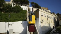 Kereta ini menghubungkan puncak lingkungan bukit Graca dengan pusat kota Lisbon.