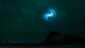 Tanda spiral biru kembali muncul di langit. Bentuknya yang aneh kerap membuatnya dihubung-hubungkan dengan kedatangan UFO dan alien. Foto: Bettina Begtoft via Daily Mail