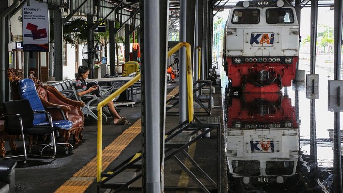 Foto udara suasana jalur kereta api dan areal stasiun yang terendam banjir di Stasiun Tawang, Semarang, Jawa Tengah, Kamis (14/3/2024). Banjir yang merendam stasiun dengan ketinggian air dari 30 cm - 100 cm akibat intensitas hujan tinggi sejak Rabu (13/3/2024) di daerah itu menyebabkan pelayanan kereta api terganggu serta sejumlah rute perjalanan kereta api dibatalkan dan dialihkan ke rute kota lain baik kedatangan mapupun keberangkatan. ANTARA FOTO/Makna Zaezar/foc.