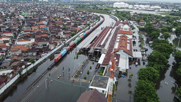 Stasiun Tawang Semarang Lumpuh Terendam Banjir Foto udara suasana jalur kereta api dan areal stasiun yang terendam banjir di Stasiun Tawang, Semarang, Jawa Tengah, Kamis (14/3/2024). Banjir yang merendam stasiun dengan ketinggian air dari 30 cm - 100 cm akibat intensitas hujan tinggi sejak Rabu (13/3/2024) di daerah itu menyebabkan pelayanan kereta api terganggu serta sejumlah rute perjalanan kereta api dibatalkan dan dialihkan ke rute kota lain baik kedatangan mapupun keberangkatan. ANTARA FOTO/Makna Zaezar/foc.