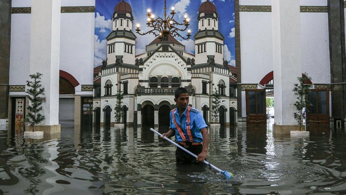 Foto udara suasana jalur kereta api dan areal stasiun yang terendam banjir di Stasiun Tawang, Semarang, Jawa Tengah, Kamis (14/3/2024). Banjir yang merendam stasiun dengan ketinggian air dari 30 cm - 100 cm akibat intensitas hujan tinggi sejak Rabu (13/3/2024) di daerah itu menyebabkan pelayanan kereta api terganggu serta sejumlah rute perjalanan kereta api dibatalkan dan dialihkan ke rute kota lain baik kedatangan mapupun keberangkatan. ANTARA FOTO/Makna Zaezar/foc.