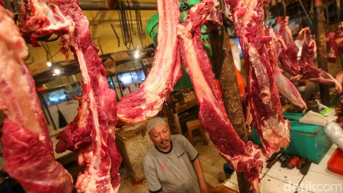 Stok Daging Sapi Dipastikan Aman, Begini Potretnya di Pasar Kebayoran Sejumlah pedagang daging sapi di Pasar Kebayoran Lama tengah melayani pembeli, Jakarta, Kamis (14/3/2024).