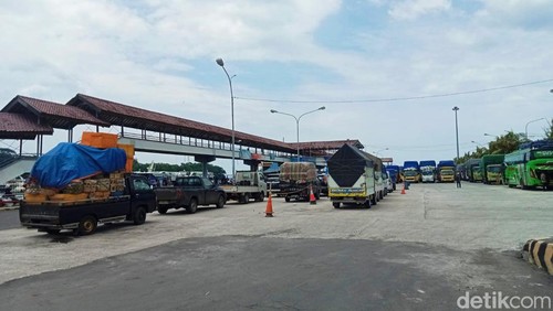 Suasana antrean di Pelabuhan Padangbai, Karangasem, Bali, Kamis (14/3/2024).