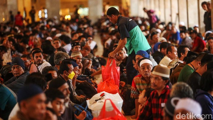 Hari ketiga Ramadan, umat muslim dari Jakarta dan sekitarnya menghadiri buka puasa bersama di Masjid Istiqlal, Kamis (14/3/2024). Begini suasananya.
