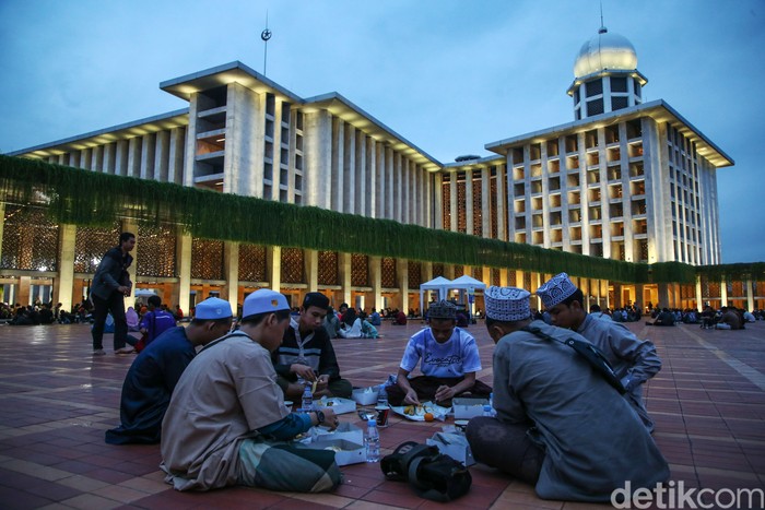 Hari ketiga Ramadan, umat muslim dari Jakarta dan sekitarnya menghadiri buka puasa bersama di Masjid Istiqlal, Kamis (14/3/2024). Begini suasananya.