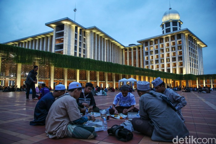 Suasana Buka Bersama Hari Ketiga Ramadan di Istiqlal Hari ketiga Ramadan, umat muslim dari Jakarta dan sekitarnya menghadiri buka puasa bersama di Masjid Istiqlal, Kamis (14/3/2024). Begini suasananya.