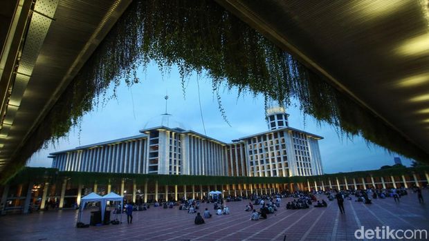 Hari ketiga Ramadan, umat muslim dari Jakarta dan sekitarnya menghadiri buka puasa bersama di Masjid Istiqlal, Kamis (14/3/2024). Begini suasananya.