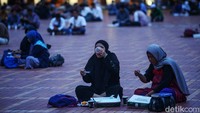 Mereka datang menjelang waktu buka puasa dan langsung duduk berbaris untuk memudahkan petugas membagikan takjil.  