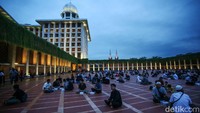 Sementara untuk akhir pekan, takjil yang disediakan sebanyak 6.000 boks .  