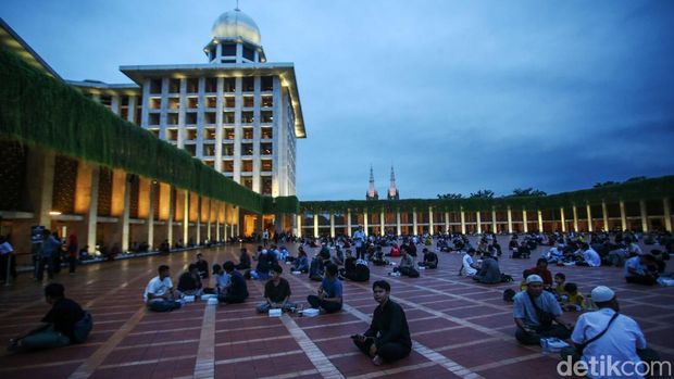 Hari ketiga Ramadan, umat muslim dari Jakarta dan sekitarnya menghadiri buka puasa bersama di Masjid Istiqlal, Kamis (14/3/2024). Begini suasananya.