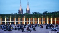 Masjid Istiqlal bekerjasama dengan 11 katering makanan untuk mencukupi menu buka puasa setiap harinya.  