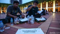 Jemaah mendapatkan lauk, nasi, sayur, buah kurma, jeruk hingga air minum kemasan.  