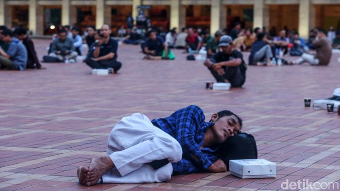 Hari ketiga Ramadan, umat muslim dari Jakarta dan sekitarnya menghadiri buka puasa bersama di Masjid Istiqlal, Kamis (14/3/2024). Begini suasananya.