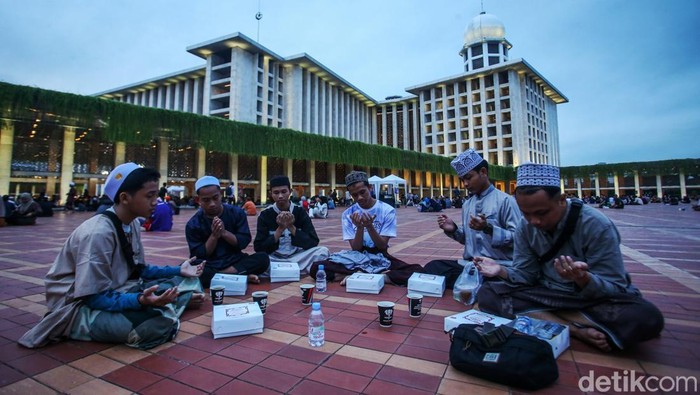 Hari ketiga Ramadan, umat muslim dari Jakarta dan sekitarnya menghadiri buka puasa bersama di Masjid Istiqlal, Kamis (14/3/2024). Begini suasananya.