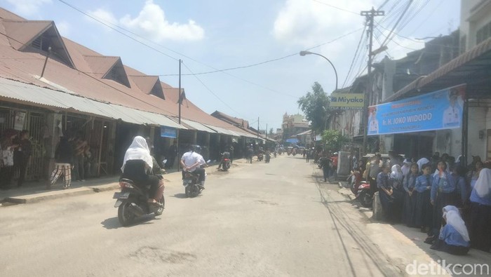 Suasana kawasan Pasar Kawat Tanjungbalai, warga antusias menunggu kedatangan Presiden Jokowi. (Perdana Ramadhan/detikSumut)