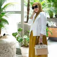 Rumor bahwa Syahrini sedang berbadan dua muncul setelah salah satu sahabatnya, makeup artist Bennu Sorumba, menulis komentar di foto yang diunggah pada Selasa (12/3/2024) tersebut. Dia memanggil Syahrini dengan sebutan ‘bumil’. Foto: Instagram @princessyahrini