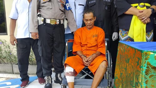 Syaprudin Muhamad Masir (46), pengangguran asal Banten pencuri motor dan empat HP di kawasan Pelabuhan Benoa, Denpasar, dihadirkan saat konferensi pers di Polsek Benoa. (Dok. Polsek Benoa)