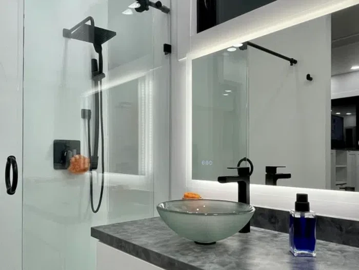 Tampilan kamar mandi di rumah Elon Musk