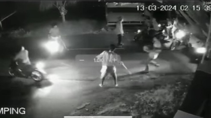 Tangkapan layar video CCTV kelompok pemuda bermotor di Palopo yang merusak motor warga.