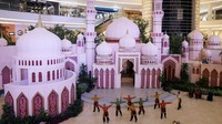Sejumlah penari menampilkan tarian saman di depan instalasi Ramadhan berarsitektur Indo-Islam di Senayan City, Jakarta, Rabu (13/3/2024).