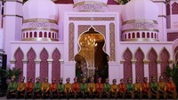 Para penari menampilkan tariannya di depan replika masjid yang menjadi dekorasi bernuansa islami.