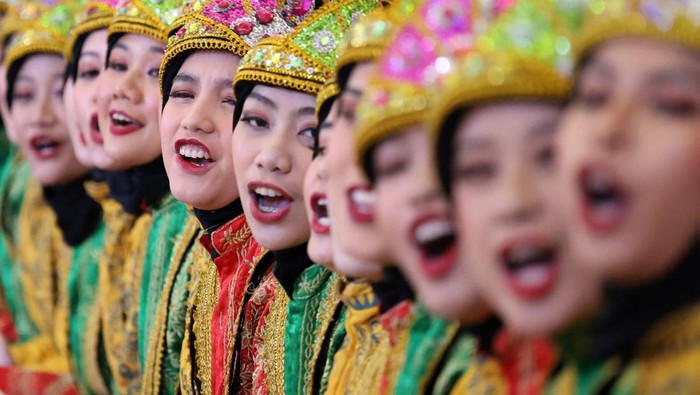 People pose for a photograph near the decoration depicting a Mosque at the Dawn Sanctuary event during the holy fasting month of Ramadan at the Senayan City shopping mall in Jakarta, Indonesia, March 13, 2024. REUTERS/Ajeng Dinar Ulfiana