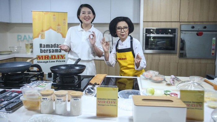Ria Sutrisno selaku Head of Marketing MR.DIY Bersama Sisca Soewitomo selaku Professional mengajak masyarakat untuk berbagi keceriaan bersama Komunitas Ibu Cerdas melalui kelas memasak untuk persiapan sahur dan berbuka puasa yang menarik, terutama bagi si kecil.