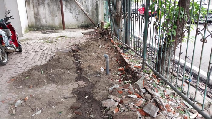 TKP lokasi ditemukannya diduga kerangka mayat di Jalan Galunggung Kota Malang