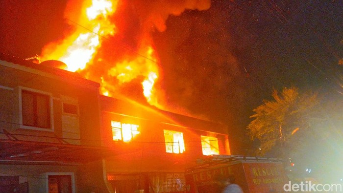 Toko baju di Karawang terbakar, Kamis (14/3/2024).