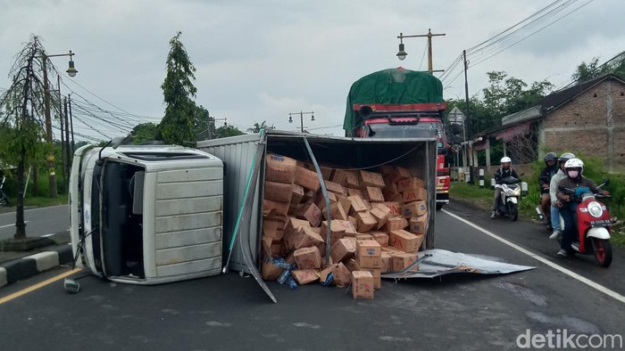 Truk boks terguling di Jalan Jogja-Solo Klaten, Kamis (14/3/2024).
